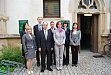 Der japanische Botschafter S.E. Takahiro Shinyo zusammen mit den Mitarbeitern des Inazo-Nitobe-Zentrums sowie den Kooerationspartnern.