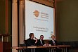 Dr. Constanze Stelzenmüller, S.E. Dr. takahiro Shinyo sowie Prof. Dr. Christian Oberländer währen der Podiumsdiskussion.